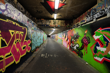 904585 Gezicht in de fietstunnel onder het Westplein te Utrecht, met op de tunnelwanden graffiti.